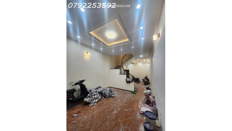 Bán Nhà Đê La Thành. Đống Đa. Diện Tích 49-52m. x 5tầng. Mặt tiền 4.2m. Giá Bán 9.5 tỷ